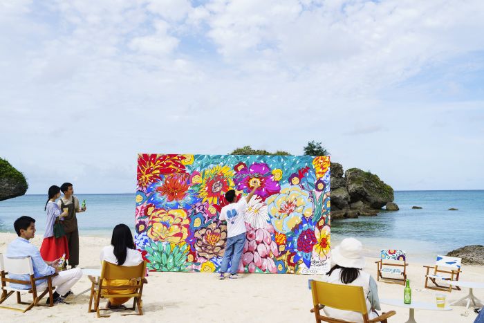 ビーチカフェ風デジタルアート 青い海と空を背景に。沖縄のアートな海カフェで過ごす島時間 | marie