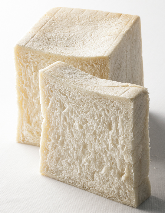 「ラグジュアリー×サステナビリティ」を両立させるべく生まれたサンドイッチ用の白い食パン（W・E Bread）。調理時に耳を切り落とす必要がないため、食品ロスを削減。この食パンを使用したサンドイッチはホテルショップ「ガルガンチュワ」で販売されている