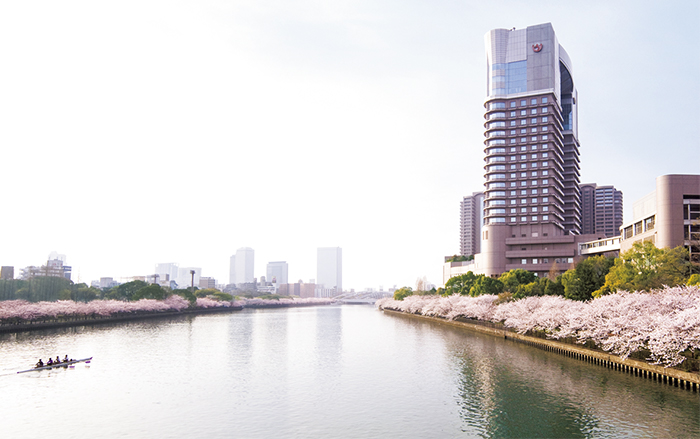 帝国ホテル大阪 桜の名所で知られる大川沿いに建つ帝国ホテル 大阪。海外からの観光客も多いこの地で、留学生支援コンソーシアム(大阪観光局)、一般社団法人 Transcend-Learning との共同プロジェクトを実施。企業研修の留学生に加え海外と日本、双方の文化を理解しているメンター役の留学生もペアで受け入れ、異文化間ギャップや不安を解消していく仕組みも整っている