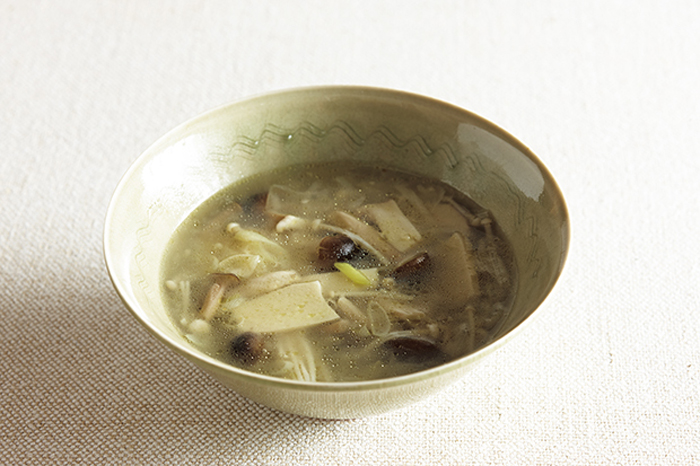 たっぷりきのこの塩麹スープ(『発酵調味料でつくる からだにいい 発酵スープ』より)