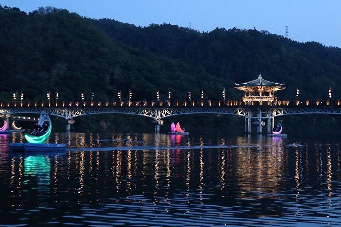 韓国 旅 安東(アンドン )【少し暗くなったムーンボートと月映橋の夜景】