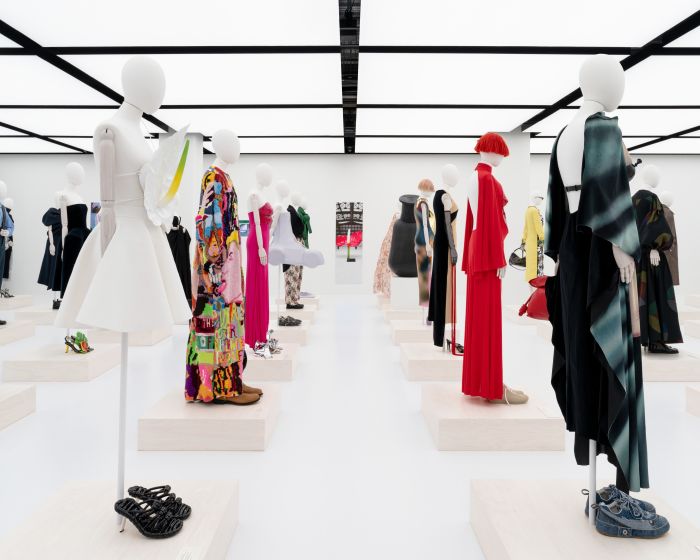 ロエベ初の大型展覧会「ロエベ クラフテッド・ワールド展 クラフトが