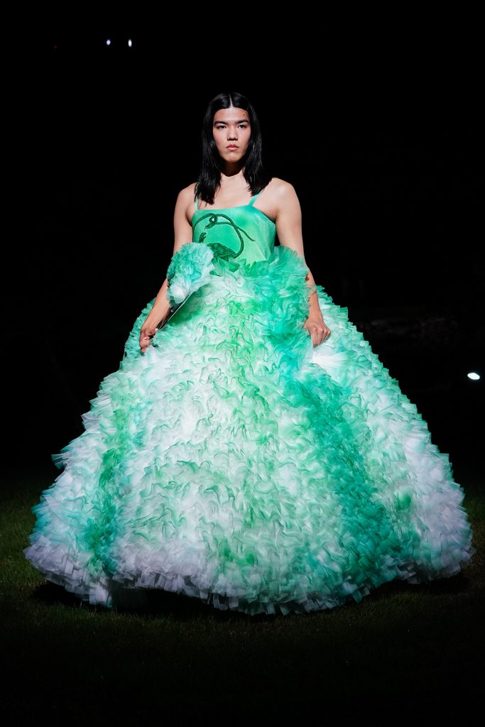 ラッフルドレスで世界中のセレブリティを虜にする「トモ・コイズミ」の