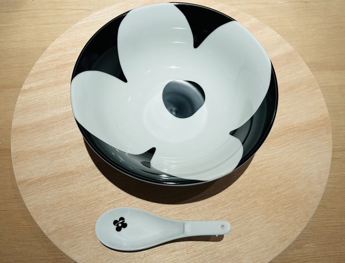 ヒグチユウコから横尾忠則まで アートなラーメンどんぶりを買いに
