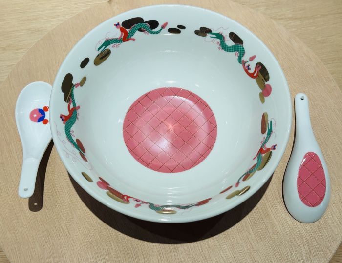 ヒグチユウコから横尾忠則まで アートなラーメンどんぶりを買いに