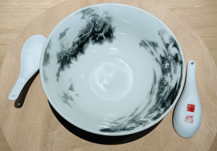 ヒグチユウコから横尾忠則まで アートなラーメンどんぶりを買いに