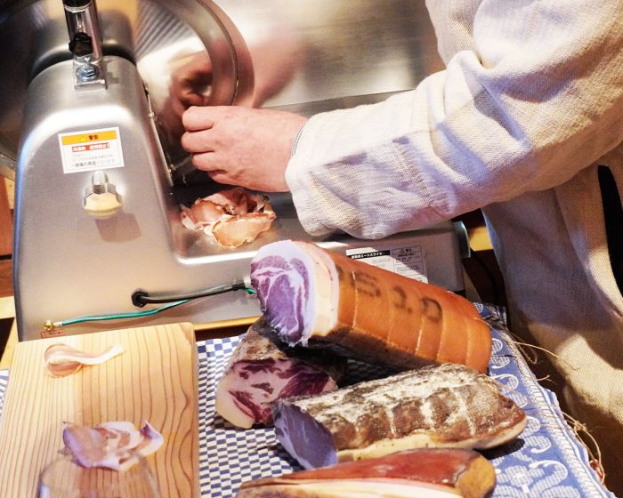 人, テーブル, 屋内, 食品 が含まれている画像
AI 生成コンテンツは誤りを含む可能性があります。