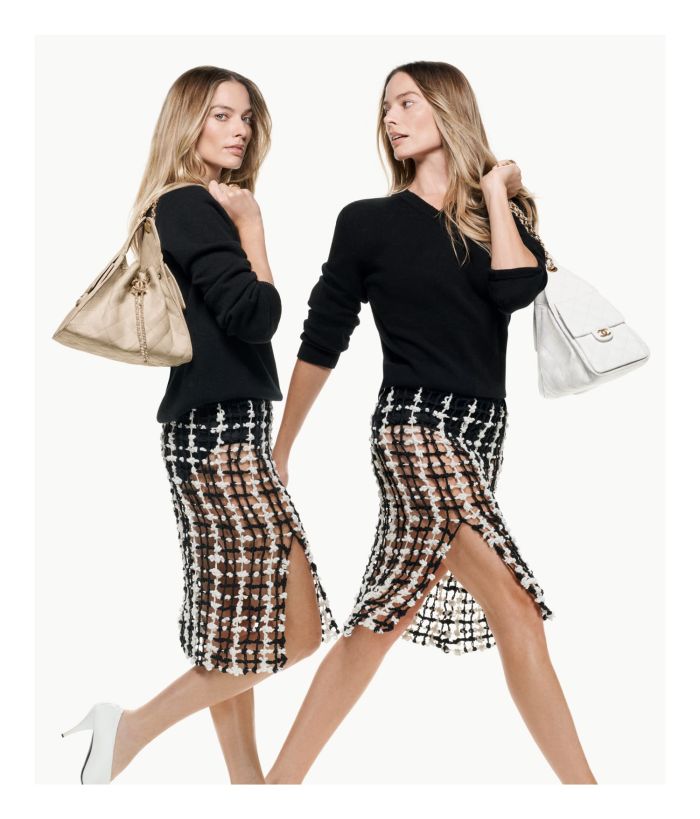 マーゴット・ロビーが、「シャネル」の最新バッグ“CHANEL 25”の