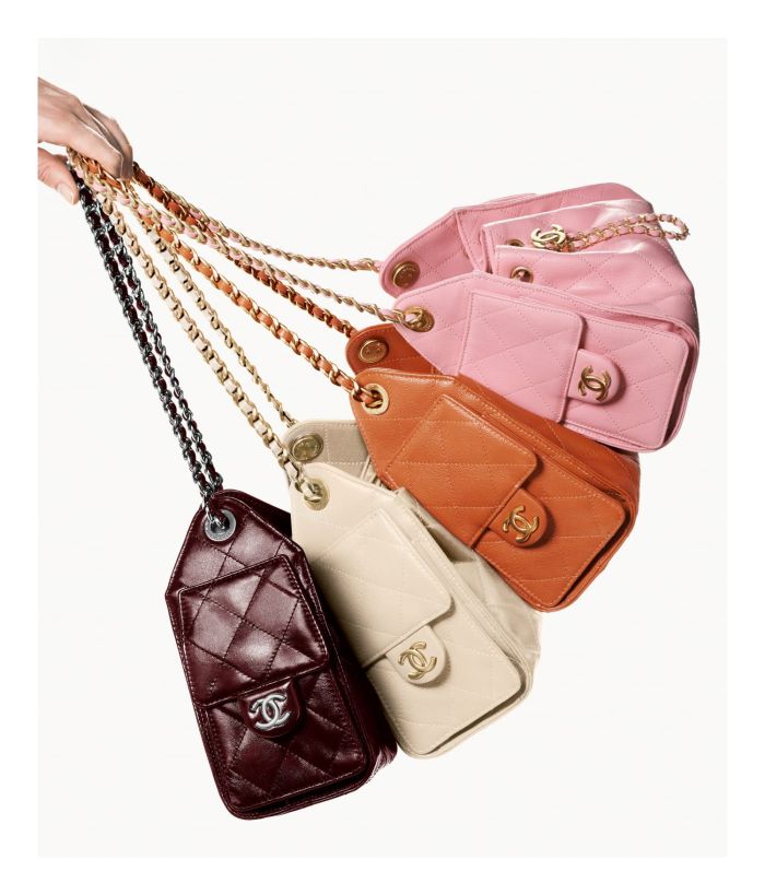 マーゴット・ロビーが、「シャネル」の最新バッグ“CHANEL 25”の