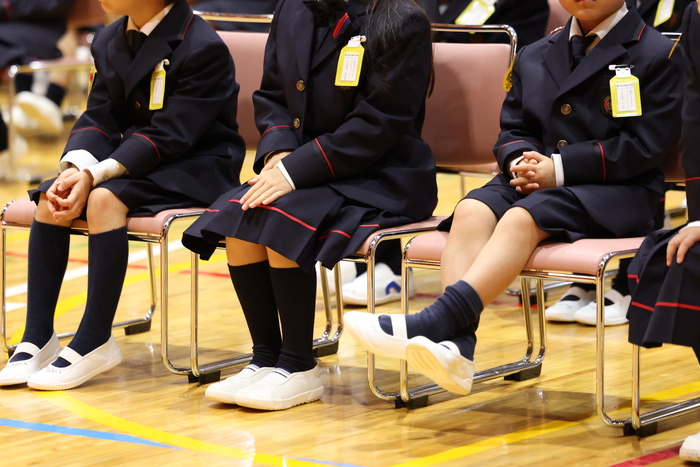 marie claire PARIS」の制服で初登校 国立学園小学校で新制服の着用が