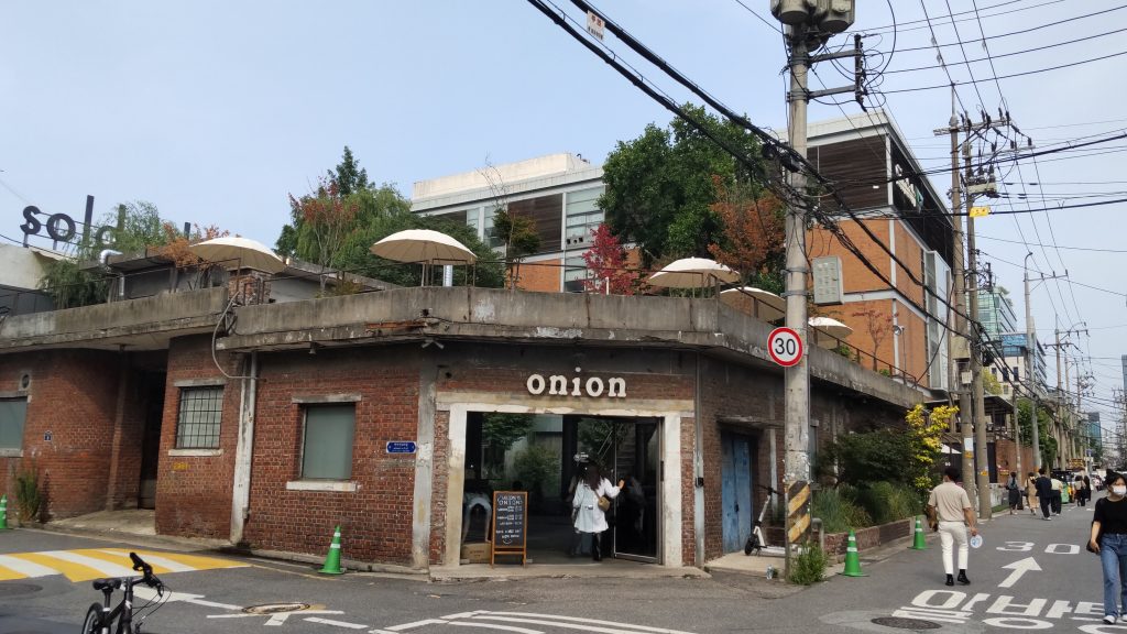 ソウル・聖水洞
ベーカリーカフェとして人気 「カフェオニオン」