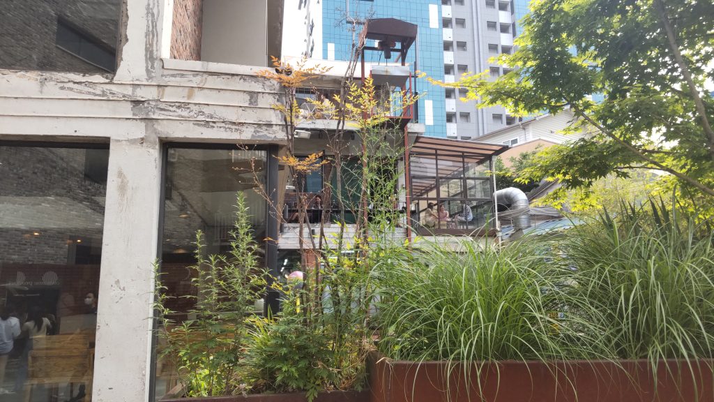 ソウル・聖水洞
カフェタイムを楽しむ人たち姿が街の景色に彩りを添えています