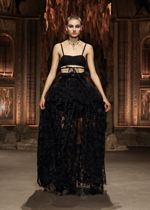 美しい刺繍やレースが織り成す幻想的な世界。ディオール春夏 2023