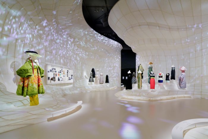 日本との絆を称える「クリスチャン・ディオール、夢のクチュリエ」展