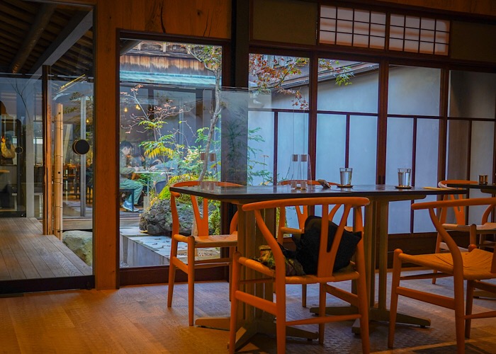 京都　小川珈琲堺町錦店　内装